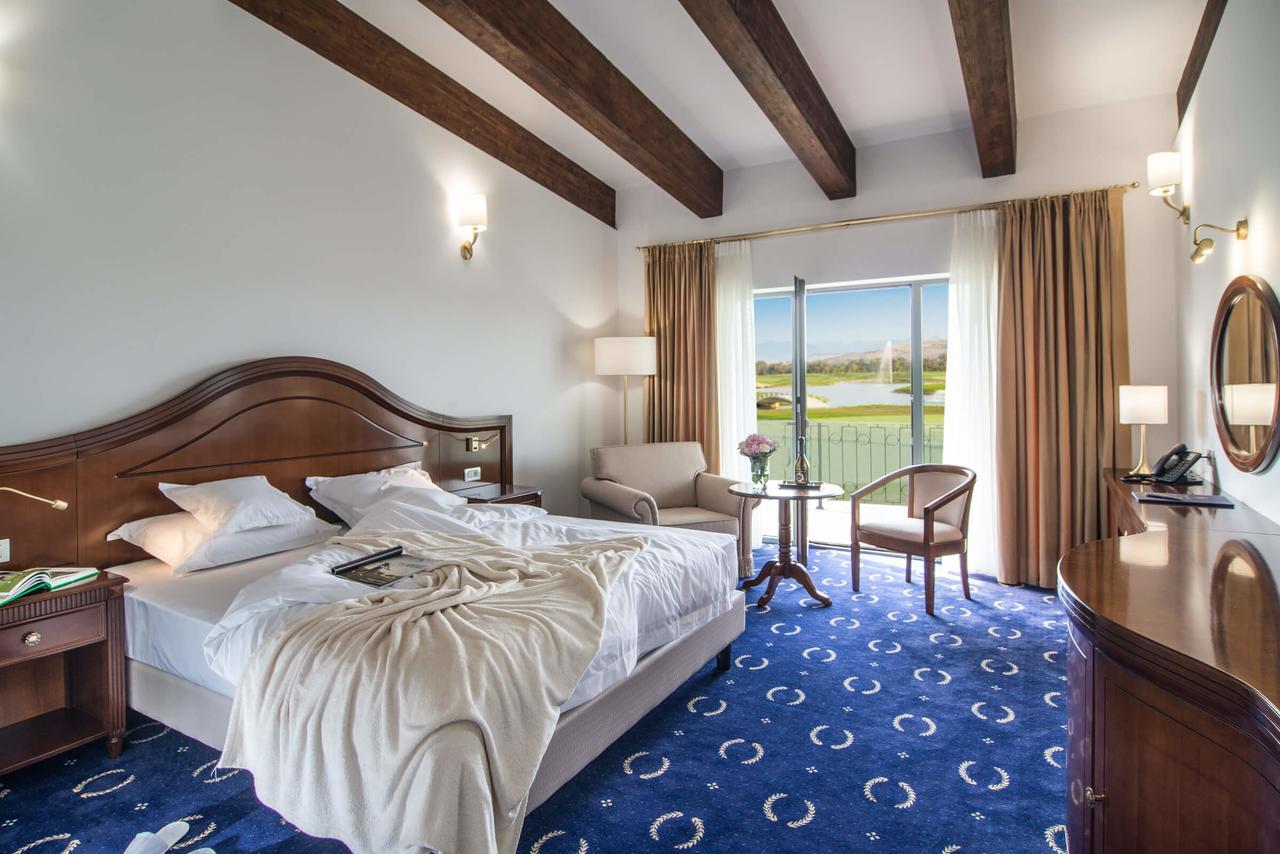 Hotel Theodora Golf Club Alba Iulia Esterno foto