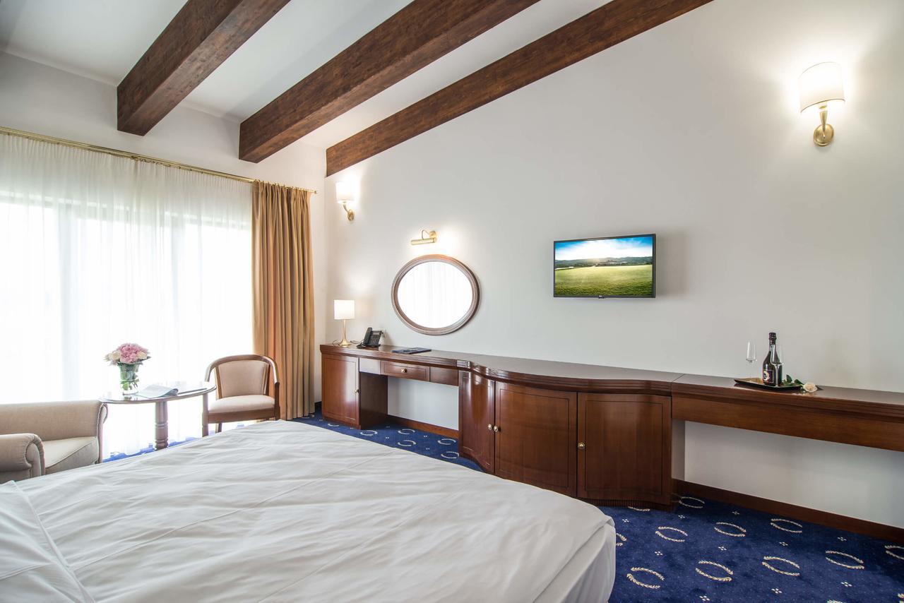 Hotel Theodora Golf Club Alba Iulia Esterno foto